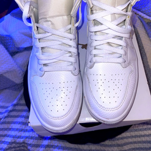 Woman Air Jordan 1- Used but still in good condition - Picture 1 of 8